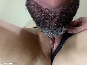 o filho da puta me faz gozar toda vez que enfia a língua na minha buceta