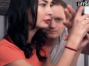 마른 브루넷 프레야 디 빅딕 룸메이트 거칠게 박아!