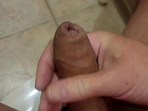 i'm doin a solo branlette, feelin so good but messin up my words a bit