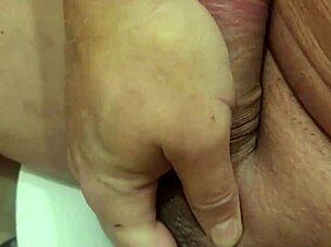 i'm doin a solo branlette, feelin so good but messin up my words a bit