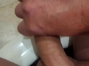 i'm doin a solo branlette, feelin so good but messin up my words a bit