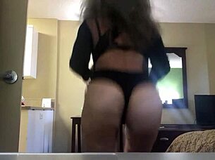 Sexy white MILF SHAKES her JIGGLY ASSCHEEKS right on camera for you