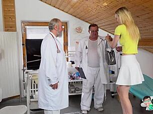 أريلا دونوفان بلوند سيكسي 20 سنة كسها يفحصه أطباء نساء كبار