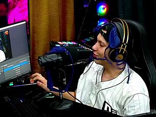 bi mejia colocou os peitos pra fora e pediu pro ruan apertar eles bem gostoso ela ficou molhada e gemendo de tesão pópum no barraco