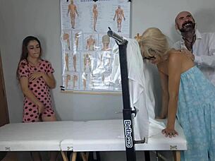 Madrasta Acompanha Enteada pela Primeira Vez no Ginecologista Falso