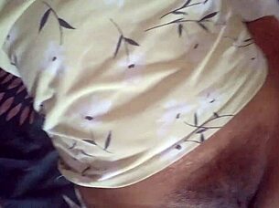 Morena Caliente Recien Levantada Con Pezones Duros Y Coño Mojado Se Masturba Intensamente En Cama