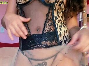 morena gostosa mostrando a calcinha socada no cuzinho e rebolando pra camera