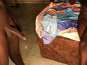 Cette chienne aime une bite vraiment épaisse dans sa grosse chatte