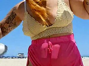 Arrumei Um Amante Que Trabalha Na Praia e Agora Vou Quase Pelada Pra Deixar Ele Duro