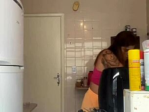 marido me pegou no flagra lavando a sacada de biquini exibindo big pussy flashing