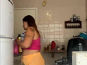 marido me pegou no flagra lavando a sacada de biquini exibindo big pussy flashing