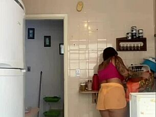 marido me pegou no flagra lavando a sacada de biquini exibindo big pussy flashing