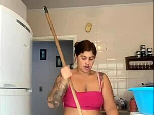 marido me pegou no flagra lavando a sacada de biquini exibindo big pussy flashing