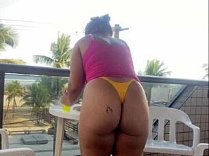 marido me pegou no flagra lavando a sacada de biquini exibindo big pussy flashing