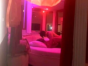 Levei a coroa tesuda pra ver minha pingola dura e a buceta dela se impressionou com as bolas cheias