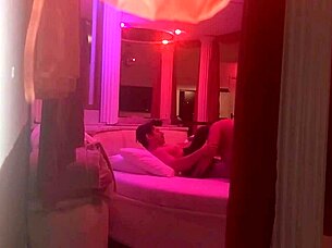 Levei a coroa tesuda pra ver minha pingola dura e a buceta dela se impressionou com as bolas cheias