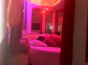 Levei a coroa tesuda pra ver minha pingola dura e a buceta dela se impressionou com as bolas cheias