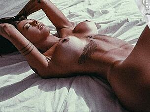 Gostosa Se Deliciando Com Dois Paus - Anarothbardreal