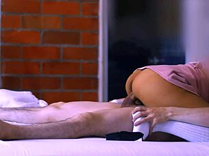 padrastro y la amiga de su hermanastra en el motel secreto donde huyeron