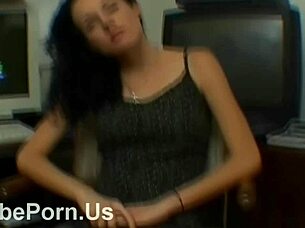 Beauty Babe Giving Sensual Blowjob With Licking Action