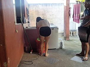 minha esposa saiu e a empregada não resistiu meu pau ereto