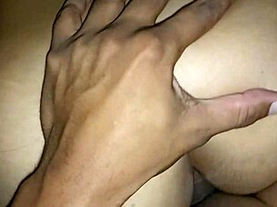 no creerás lo rico que tiene el culo esta vecina milf latina amateur... ¡mira cómo lo abre!