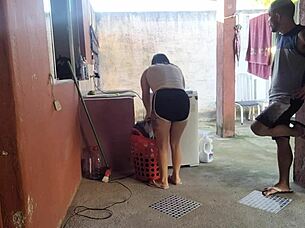 minha esposa saiu e a empregada não resistiu meu pau ereto