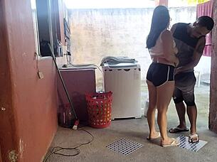 minha esposa saiu e a empregada não resistiu meu pau ereto