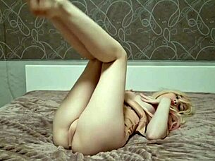 Sexy blonde Elza Kom in action 😍