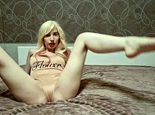 Sexy blonde Elza Kom in action 😍