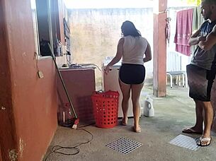 minha esposa saiu e a empregada não resistiu meu pau ereto