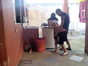 minha esposa saiu e a empregada não resistiu meu pau ereto