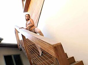 Kelly Leigh Blonde Milf Gets Pussy Opened