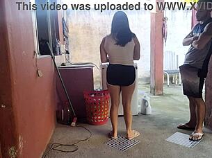 minha esposa saiu e a empregada não resistiu meu pau ereto