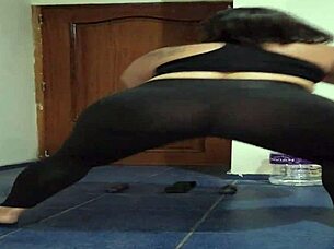 madura exhibiendo su gran culo en leggins transparentes durante el ejercicio