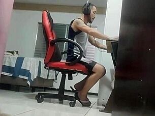 Enteado catches madrasta shoving a whole toy into her backside