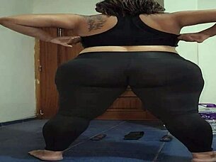 madura exhibiendo su gran culo en leggins transparentes durante el ejercicio