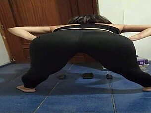 madura exhibiendo su gran culo en leggins transparentes durante el ejercicio