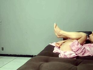 Enteado catches madrasta shoving a whole toy into her backside