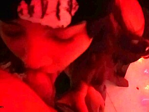 INIGUALABLE PRIMER PLANO PAJA Y MAMADA DE CACHONDA HERMANASTRA LATINA!