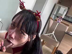 Hey, check out this Christmas blowjob with Amberzinha using a sex machine! 🎄🔥