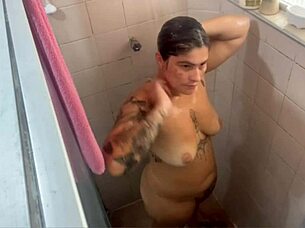 Câmera escondida captures sexy bath moment.