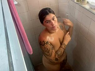 Câmera escondida captures sexy bath moment.