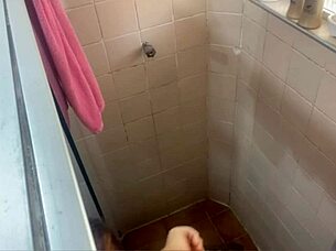 Câmera escondida captures sexy bath moment.