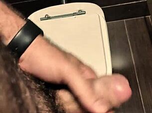 i uh, did quick punhetinha in the shopping toilet