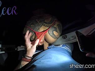 Rabuda Tatuada Offers Her Bucetinha Openly in the Street