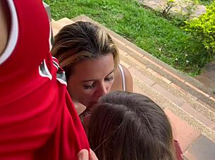 Mi profesora de yoga me folla junto con mi amiga