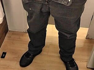 i uh, did quick punhetinha in the shopping toilet