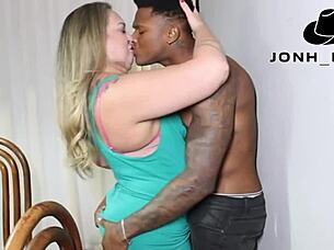 minha amiga pediu ajuda com computador, mas acabou com pau grosso no cu