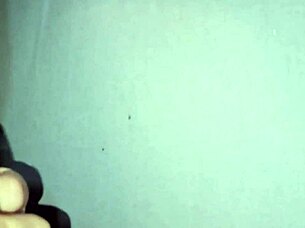 Morena madura casada gostosa com buceta inchada batendo siririca com consolo preto e brincando com porra 😏